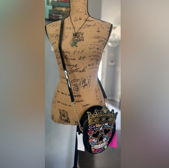 Betsey Johnson Skull Crown Crossbody - Picture 3 of 3